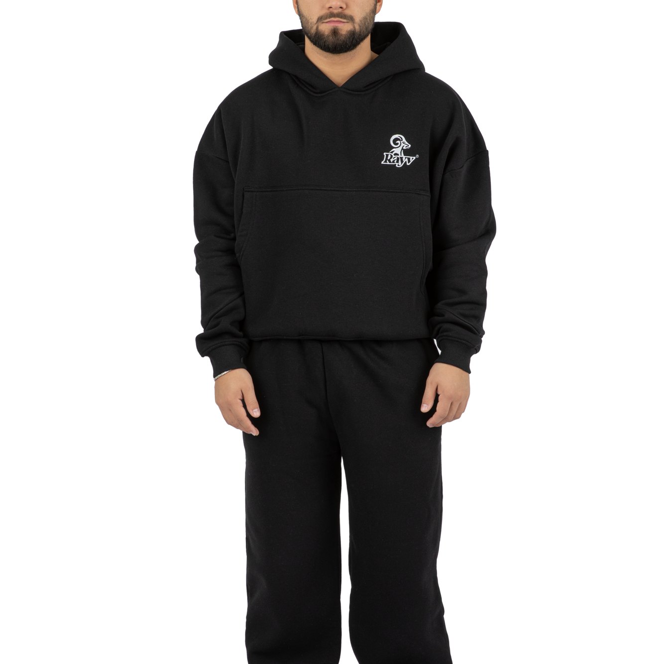 Modell trägt schwarzen Hoodie von Rayvclo mit Logo-Stickerei – Stilvolle Streetwear.