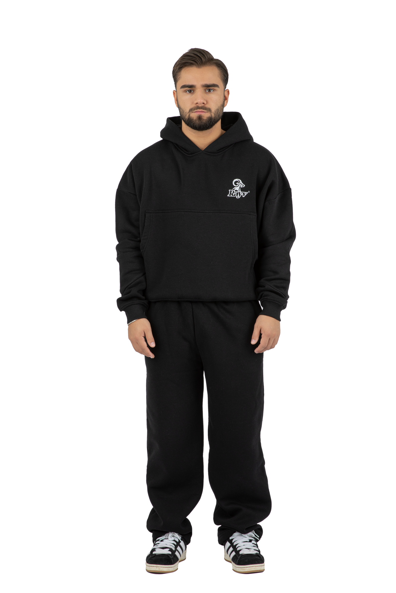 Modell trägt schwarzen Hoodie von Rayvclo mit Logo-Stickerei – Stilvolle Streetwear.