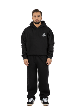 Modell trägt schwarzen Hoodie von Rayvclo mit Logo-Stickerei – Stilvolle Streetwear.